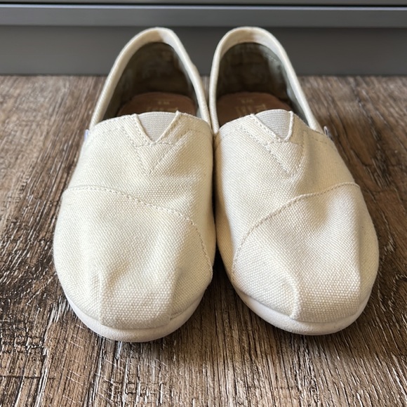 TOMS IVORY CANVAS SLIP ON SHOES - Picture 2 of 7